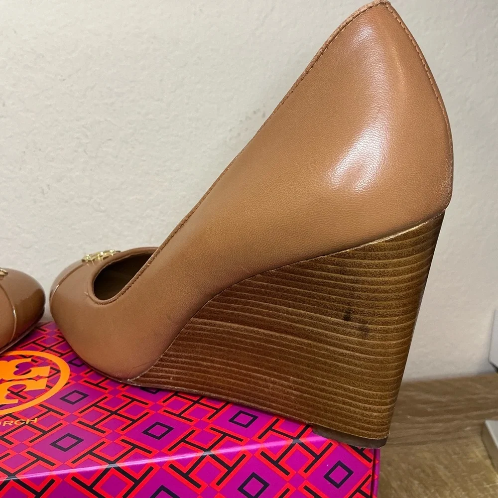 Tory Burch Jolie 85MM Closed Toe Wedge Nappa Patent Leather Royal Tan Size 8